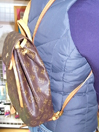 昔、購入した使い古した巾着型バッグを“街散歩”用のバッグにしたい