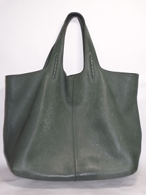 BOTTEGA　VENETAの緑色系の大型バッグを濃紺に染め替え たい